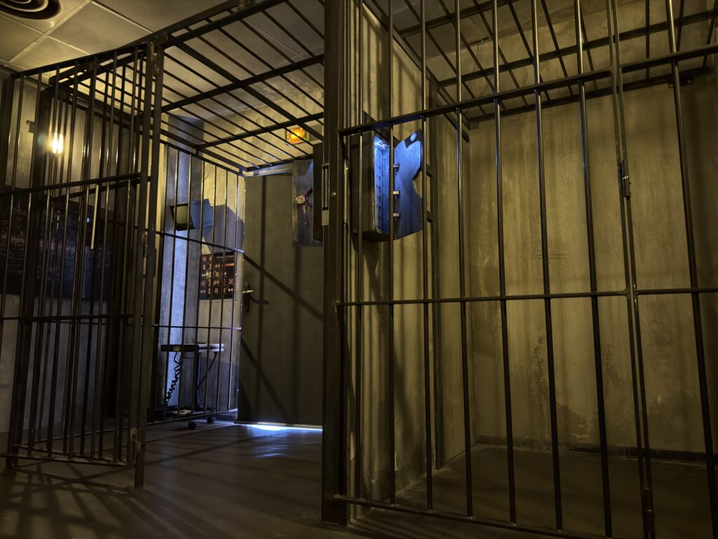 Les cellules grillagées du décor de The Bunker