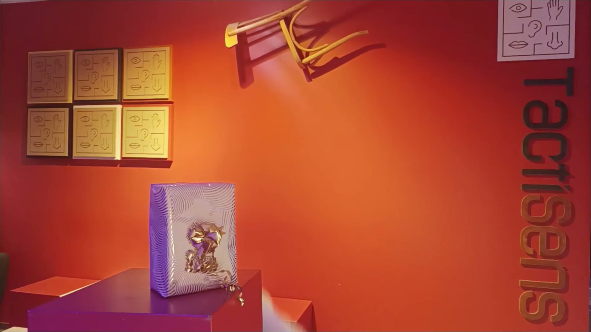 Paquet cadeau dans le décor orange de l’Aventure Sensorielle