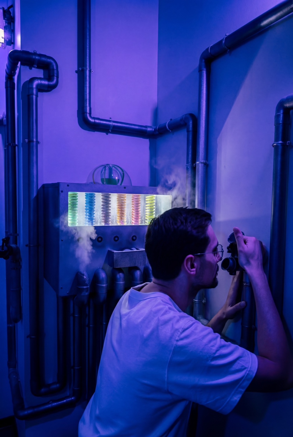 Un joueur observe un mécanisme dans l’Aventure Sensorielle de Tactisens
