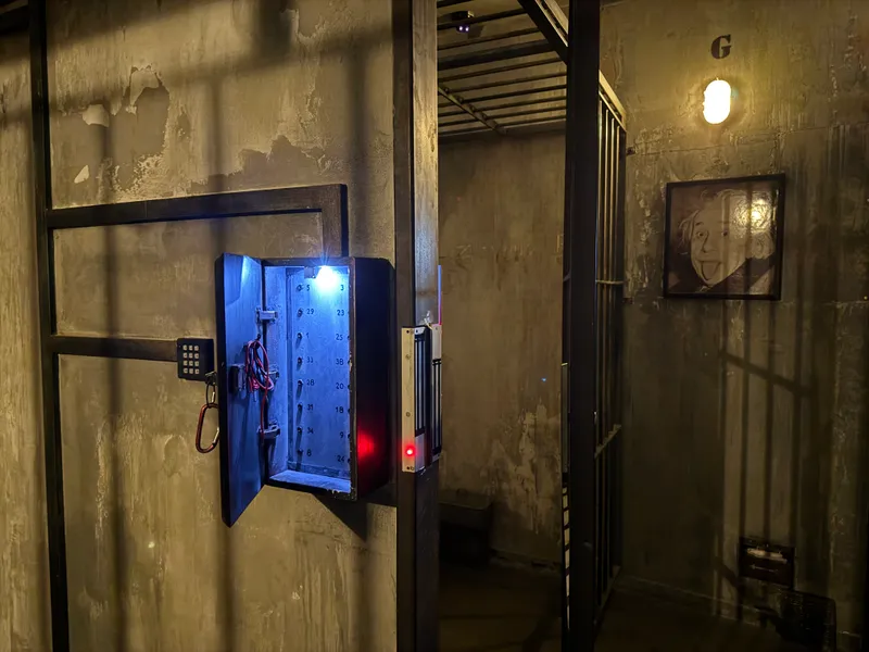 Un panneau ouvert éclairé en bleu dans The Bunker
