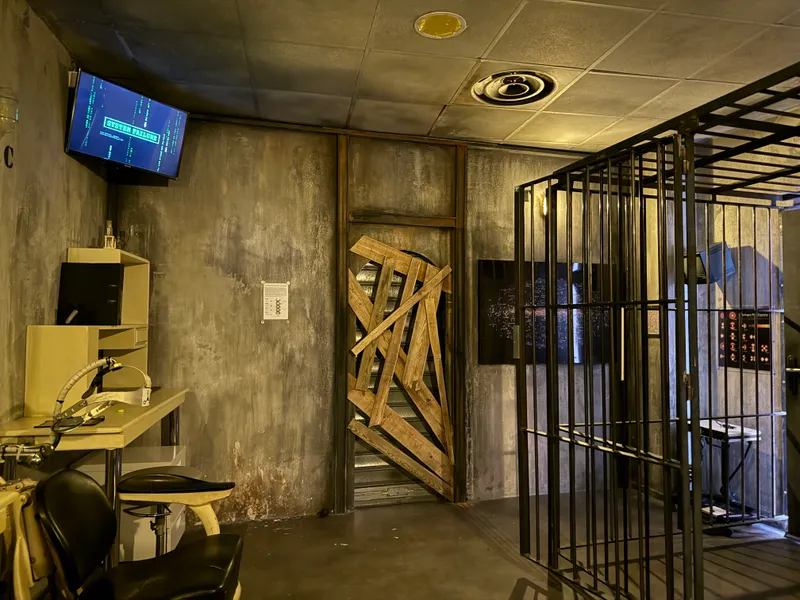 Le poste de travail et les cellules grillagées de The Bunker