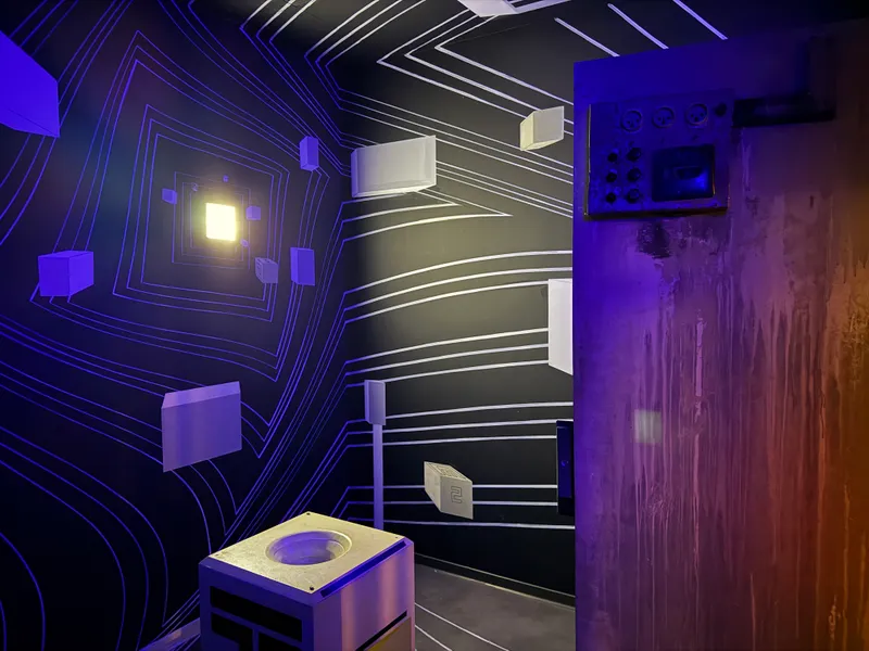 La salle noire du Bunker et ses lignes lumineuses