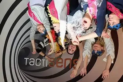 Groupe d'amies en plein EVJF dans l'escape game sensoriel Tactisens à Toulouse