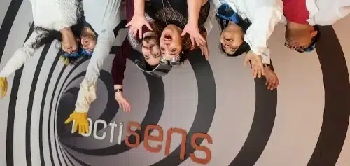 Équipe complice et souriante prête à relever le défi de l'escape game Tactisens à Toulouse