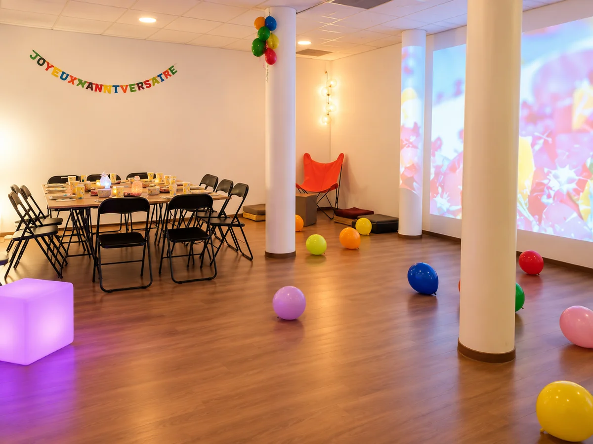 Salle de réception Tactisens préparée pour un anniversaire (photo retouchée)