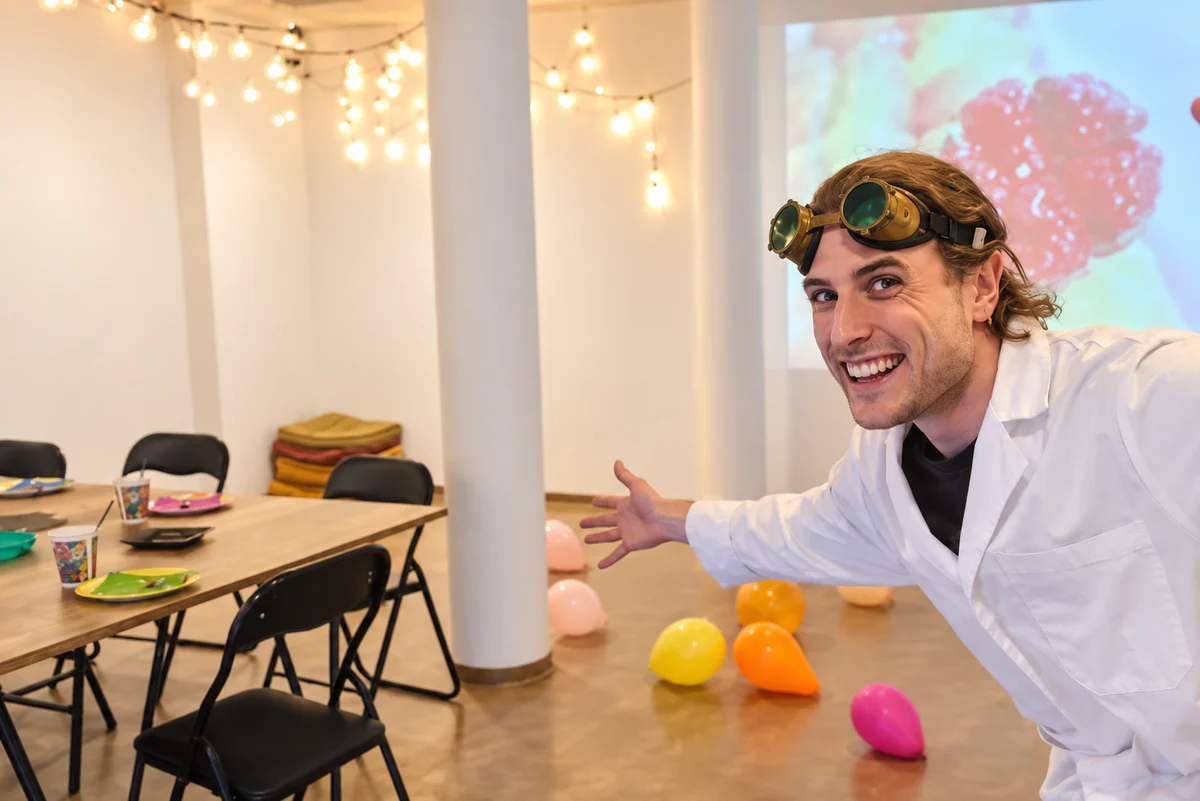 Un Game Master Tactisens accueille les joueurs dans la salle événementielle