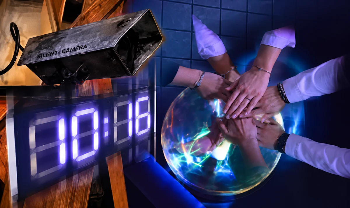 Les mains d’une équipe réunies au-dessus d’une boule à plasma, à côté d’une caméra et d’un compte à rebours