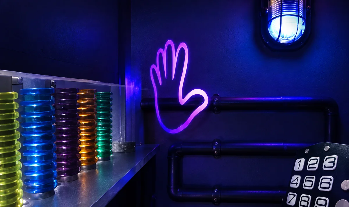 Décor lumineux et coloré de l’Aventure Sensorielle chez Tactisens à Toulouse