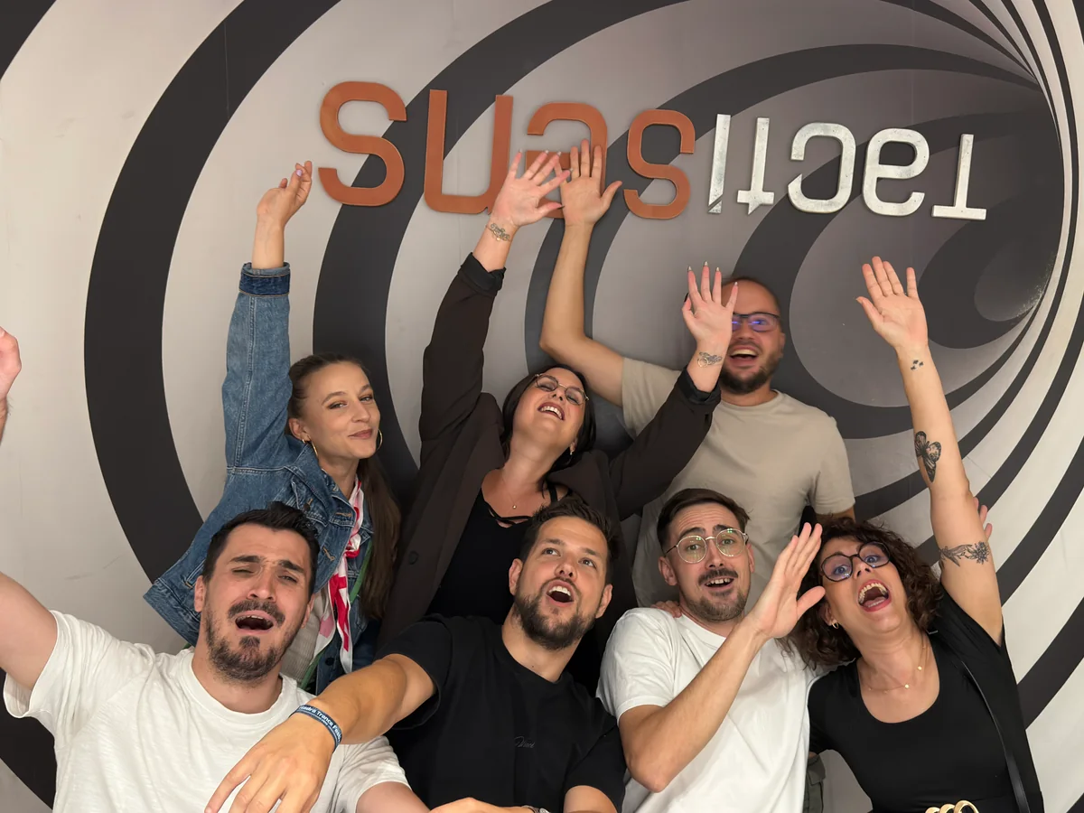 Équipe complice et souriante prête à relever le défi de l'escape game Tactisens à Toulouse