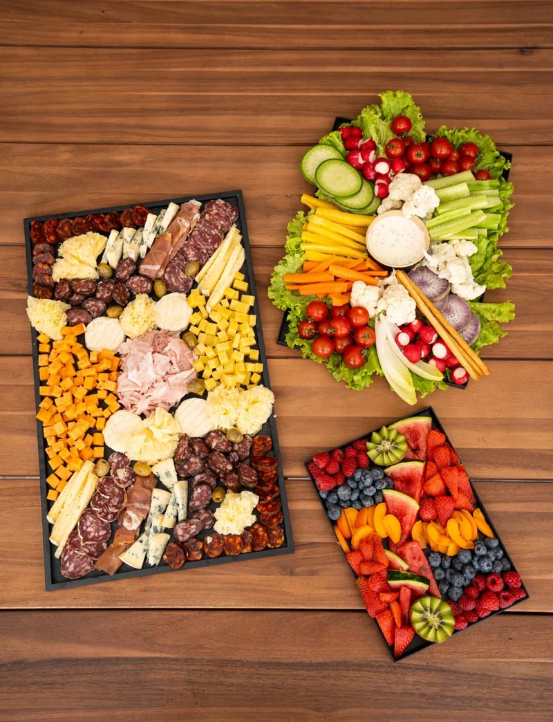 Plateaux de charcuterie, fromages, crudités et fruits sur une table