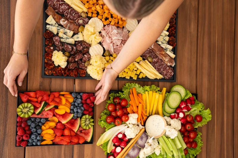 Mise en place des plateaux de fruits, de crudités, de charcuterie et de fromages