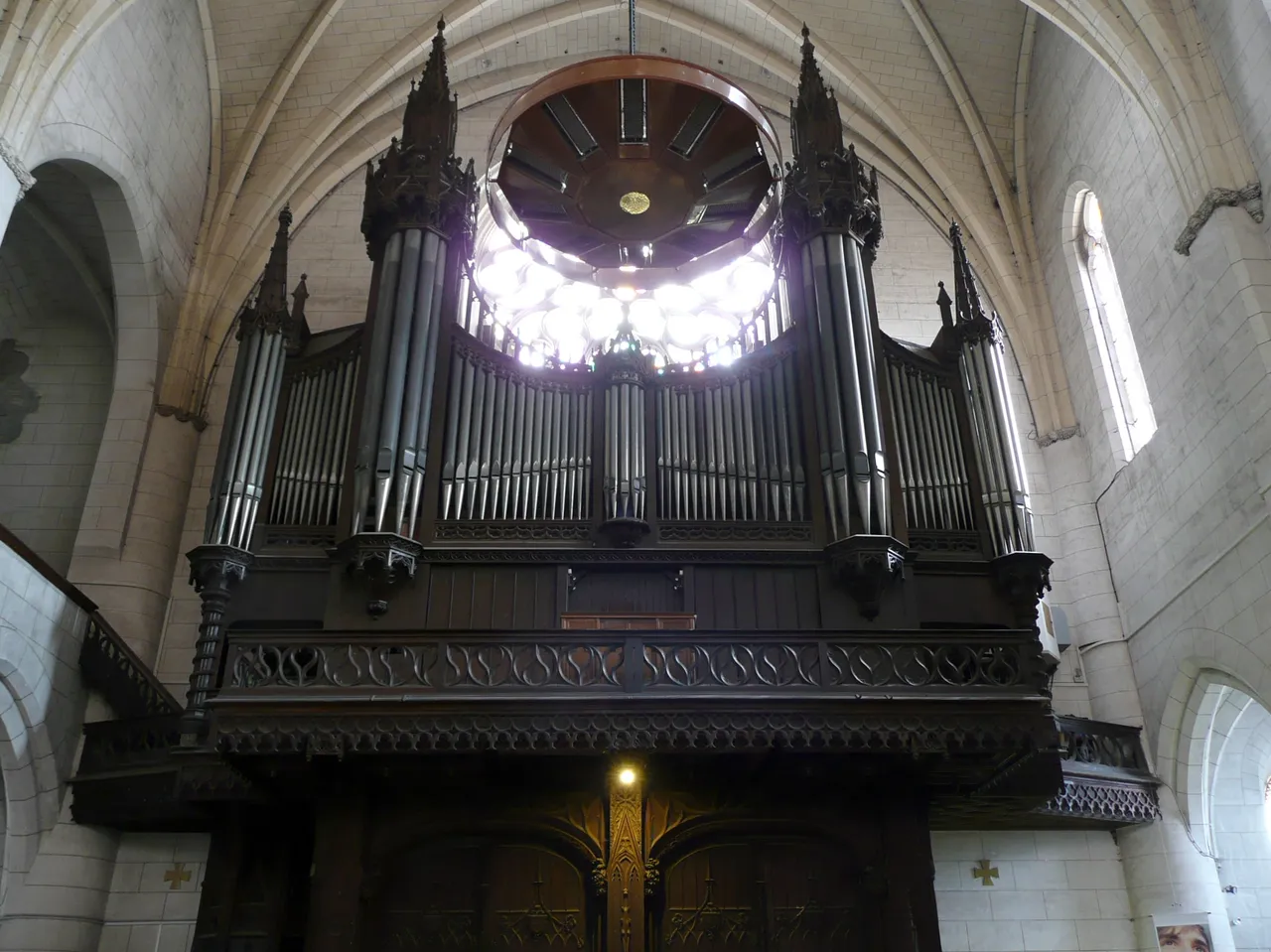 L’orgue de l’église Notre-Dame de la Dalbade, sous les voûtes de pierre.