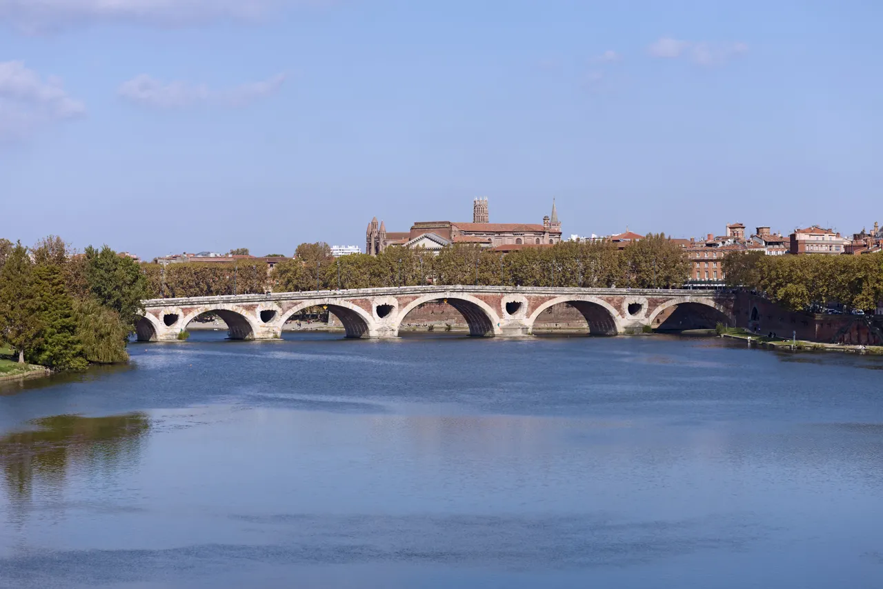Le Pont-Neuf au-dessus de la Garonne à Toulouse, vu du pont Saint-Michel.