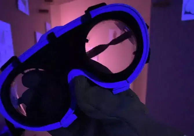 Des lunettes de protection qui brillent sous la lumière noire