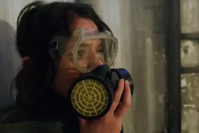 Un visage derrière un masque à gaz et des lunettes de protection
