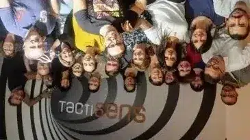 Grand groupe d'entreprise réuni pour un escape game à Toulouse