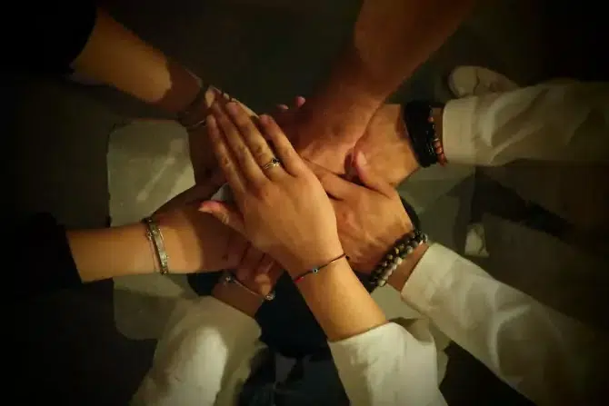 Mains réunies d'un groupe soudé avant l'escape game Tactisens à Toulouse