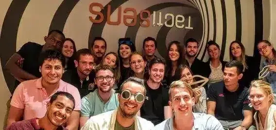 Groupe de 10 joueurs partageant un moment ludique à offrir chez Tactisens à Toulouse