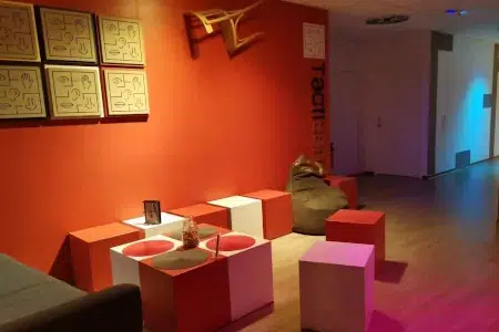 Étudiants soudés autour de la meilleure activité d'intégration BDE à Toulouse