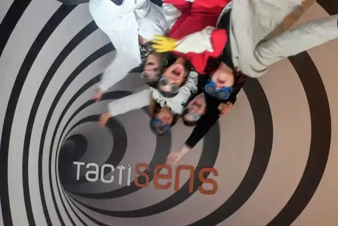 Amies célébrant un EVJF dans l'Aventure Sensorielle de Tactisens à Toulouse