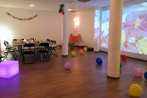 Espace goûter décoré pour une fête d'anniversaire enfant chez Tactisens à Toulouse