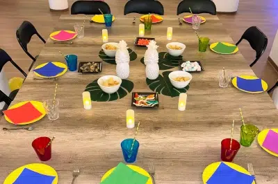 Salle de réception privatisée dressée pour le goûter d'un anniversaire enfant chez Tactisens à Toulouse