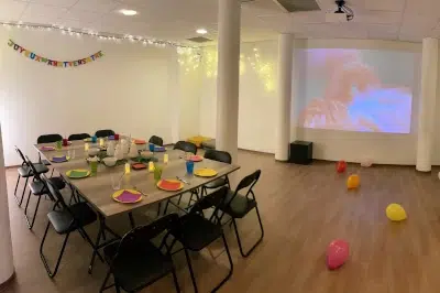 Idée de fête d'anniversaire enfant à Toulouse, ambiance conviviale dans la salle de réception Tactisens