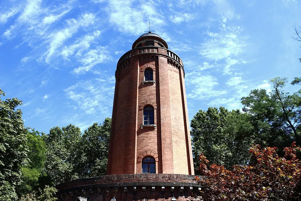 La tour de briques de la galerie du Château d’Eau.