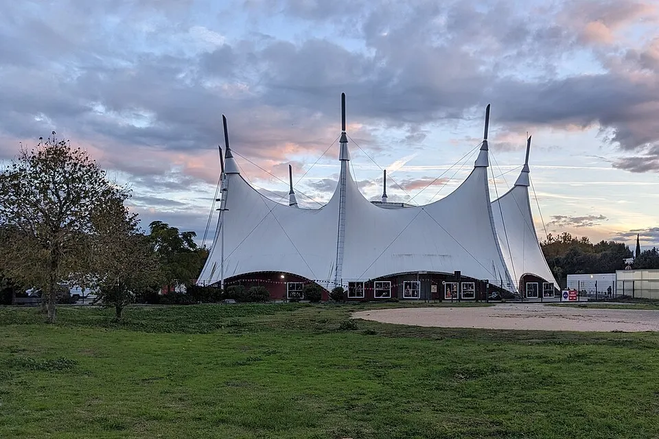 Chapiteau blanc et abords du centre municipal des arts du cirque Le Lido.