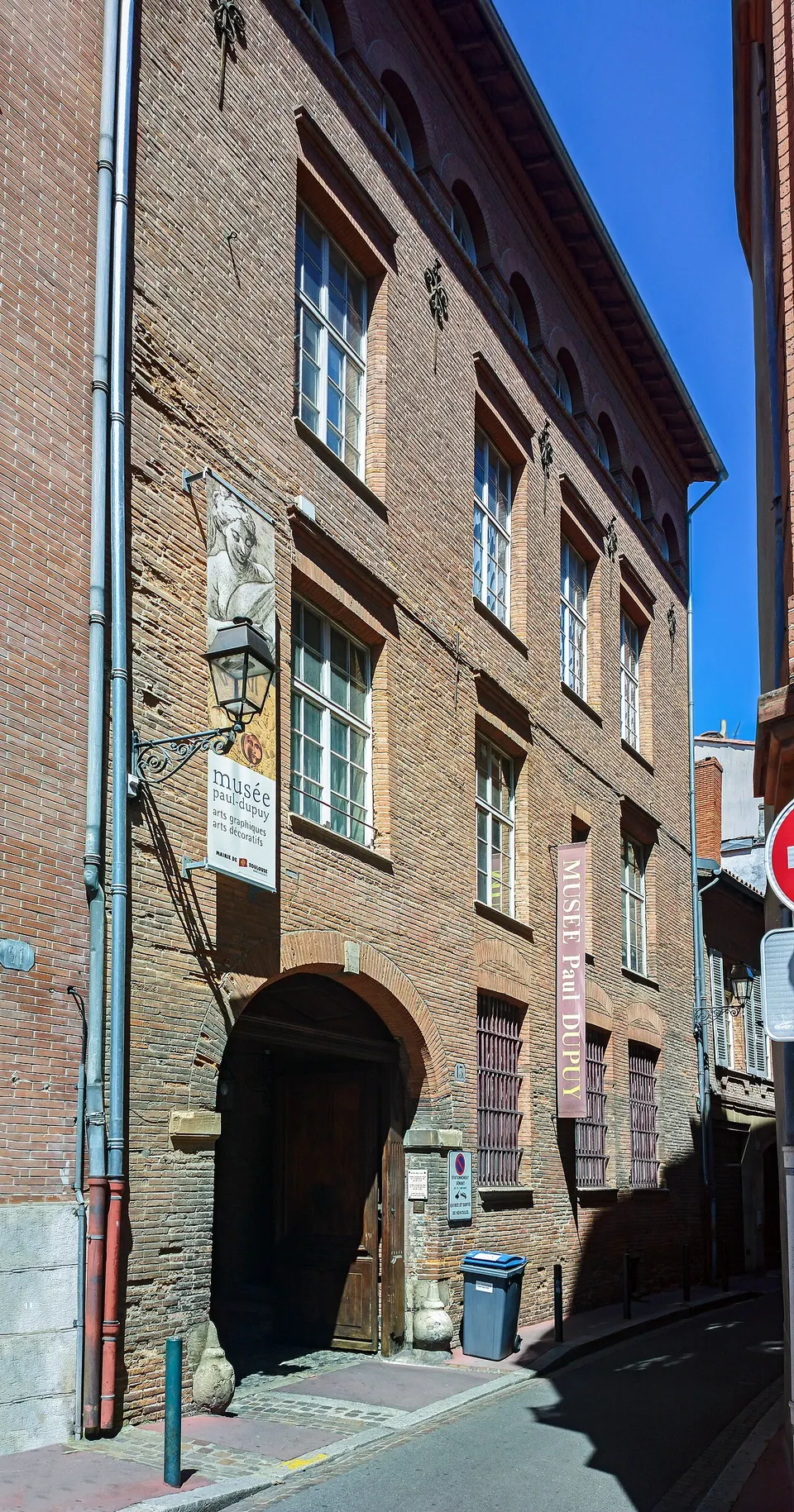 Façade et entrée du musée des Arts Précieux Paul-Dupuy.