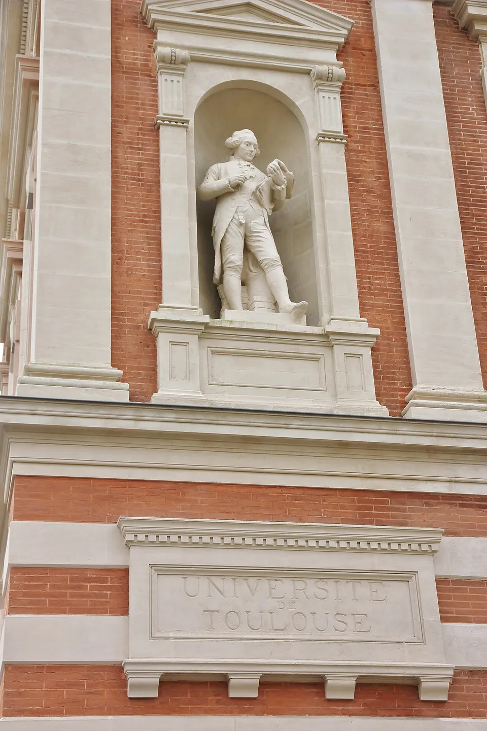 Détail de la façade de briques du Quai des Savoirs.