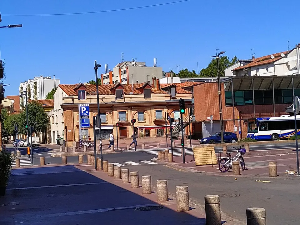 Place Roguet et bâtiments du quartier Saint-Cyprien.