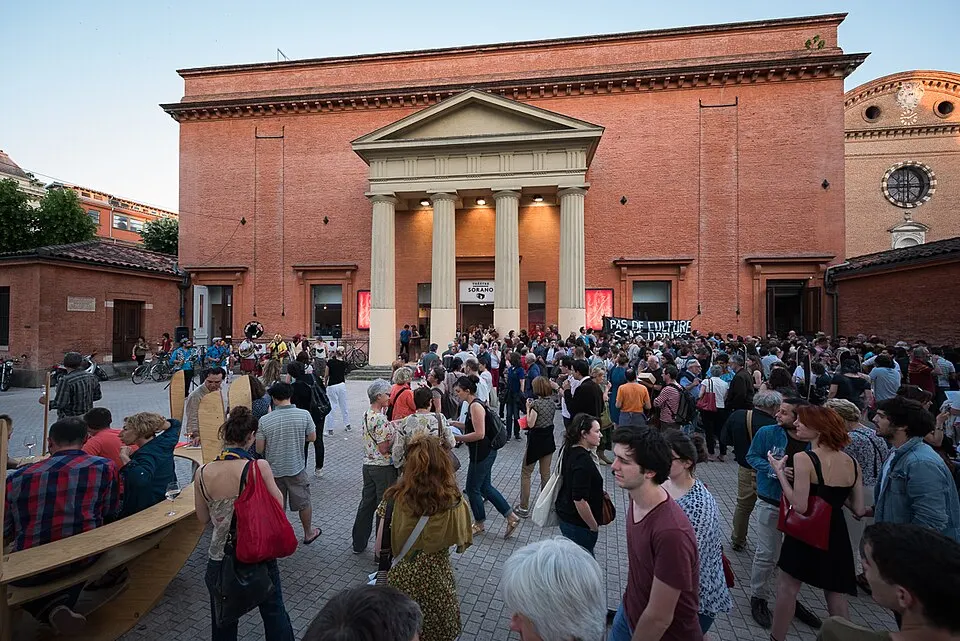 Façade du Théâtre Sorano et son parvis.