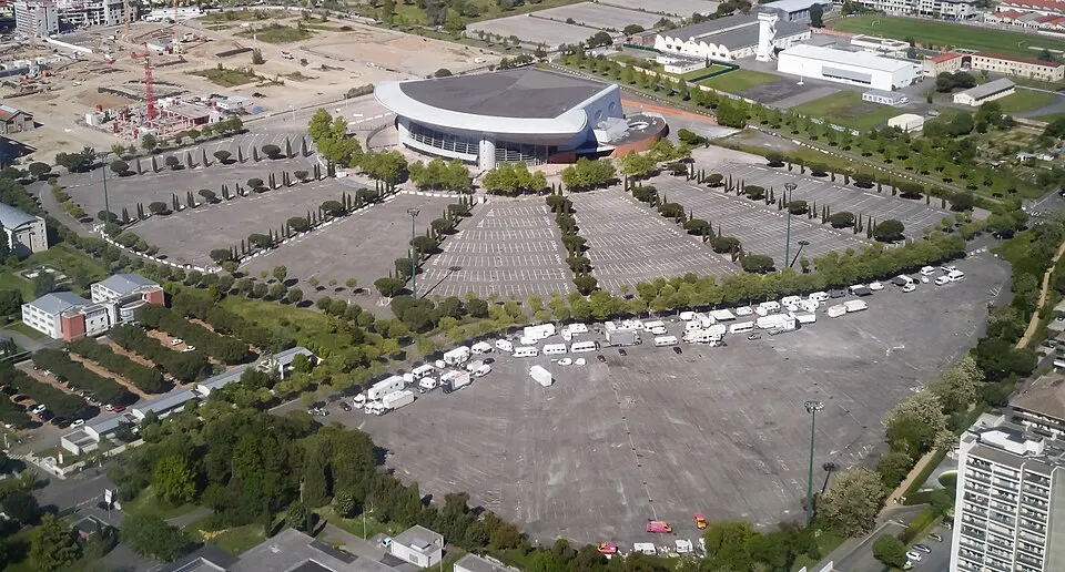 Vue aérienne du Zénith Toulouse Métropole et de ses abords.