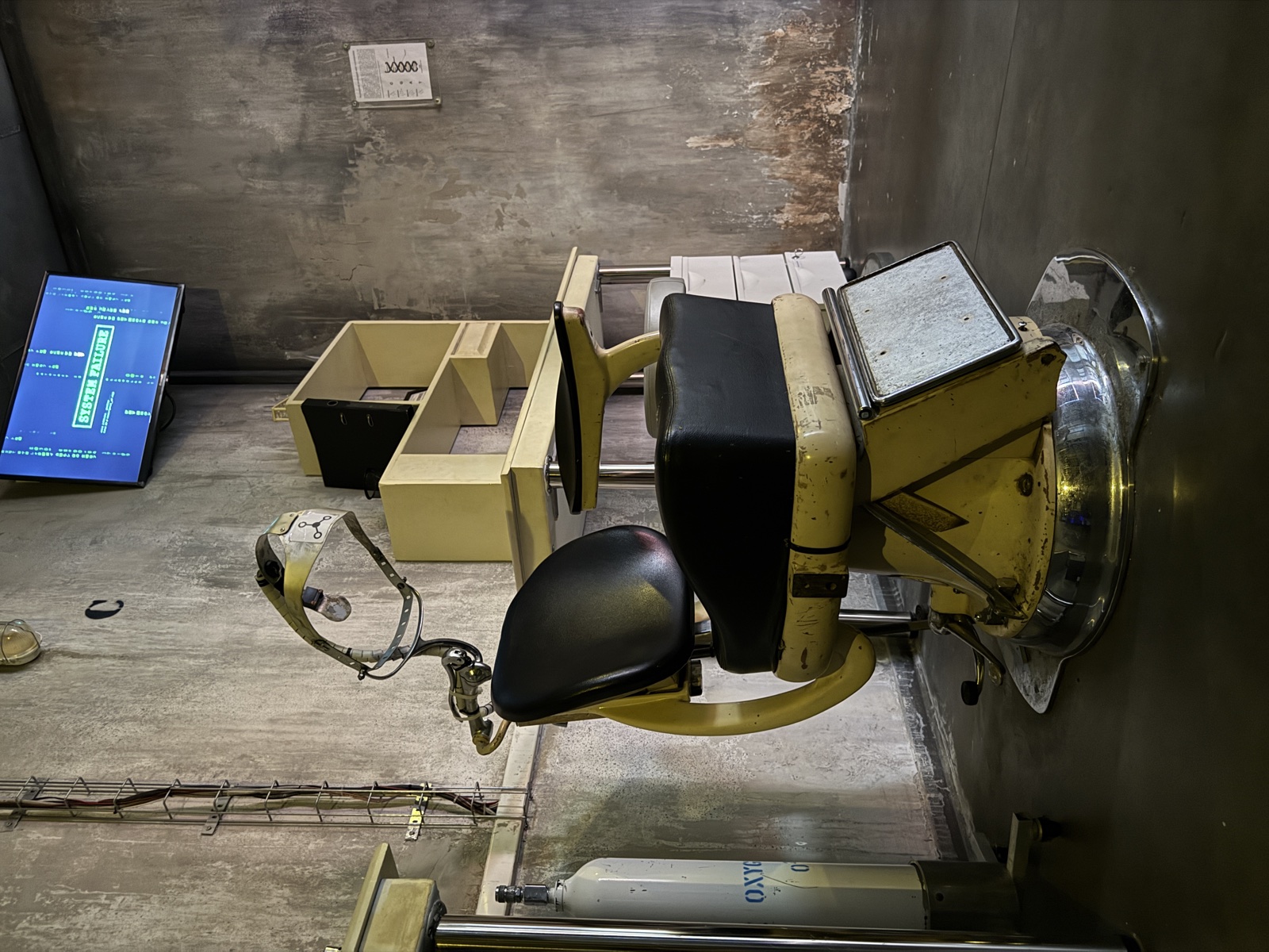 Fauteuil scientifique dans le décor de l'Escape Room The Bunker à Toulouse
